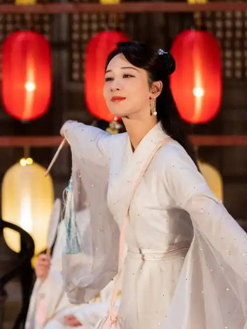 杨紫分享买的丑东西,自叹都获得了当年最丑东西奖,前两张看着还有点可怕
