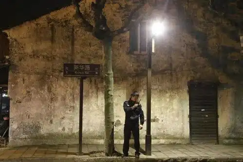 嘉兴民警抓捕现场飞檐走壁,妻子有担心但全力支持