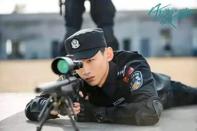 白敬亭也被韩国人偷了抄袭剧照还篡改警服,奖杯汉服样样不放过