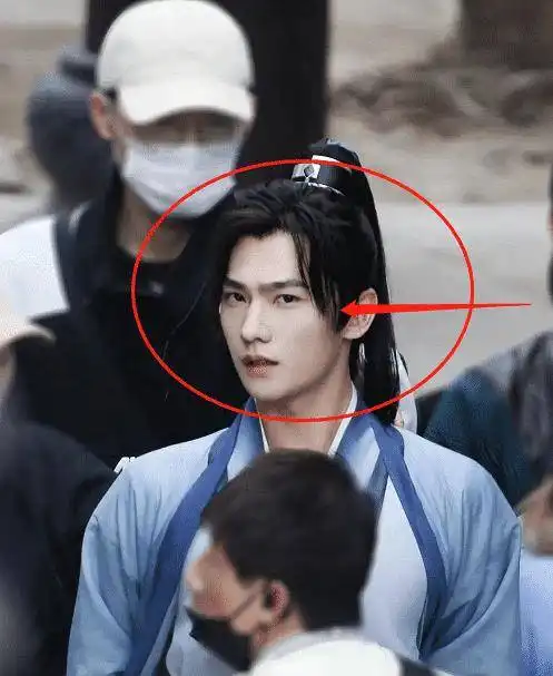 且试天下排场大,赵露思八把雨伞防路透,却不及杨洋定妆后的露脸
