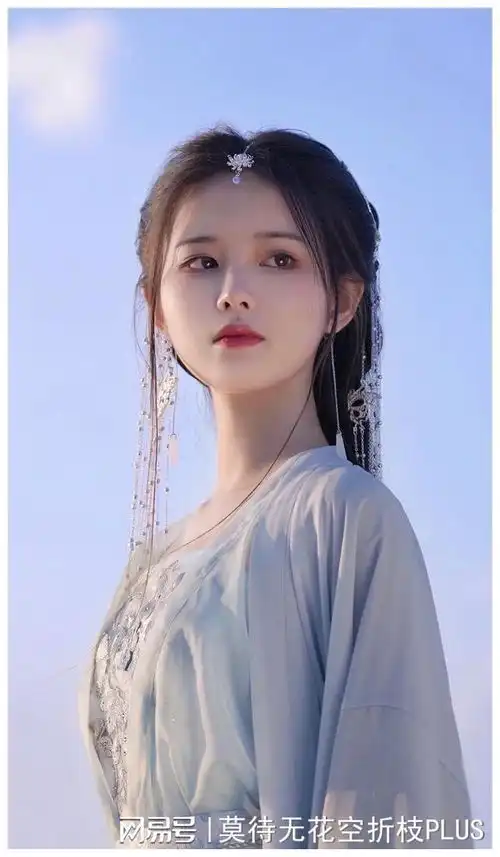 风情万种的窈窕淑女纯白蕾丝裙福利图片