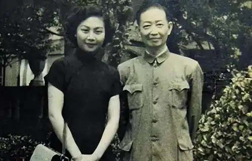 2女共侍1夫,关系却情同姐妹,生前三人行,死后三人葬同穴