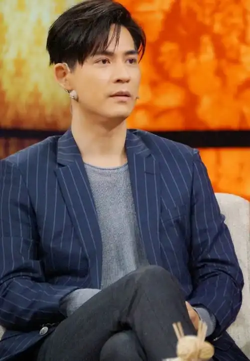 周渝民减肥又帅回来绅士打扮撞脸梁朝伟,当年花泽类重现
