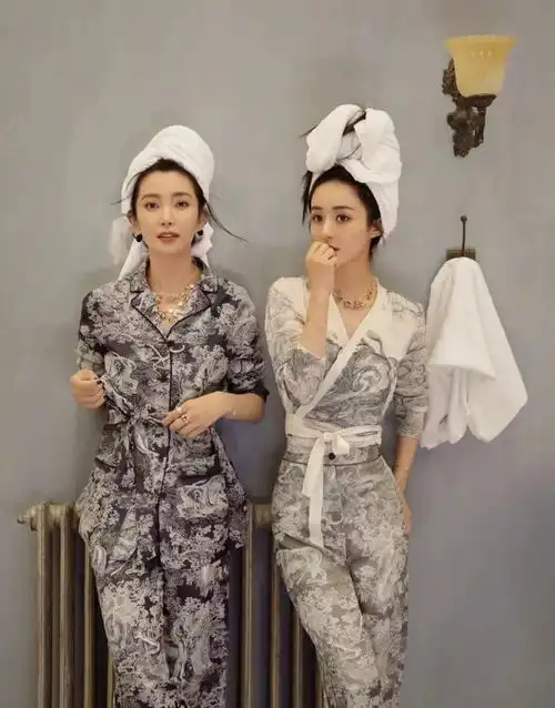 赵丽颖李冰冰拍浴袍大片,画风高贵冷艳,颖宝20岁剧照曝光好青涩
