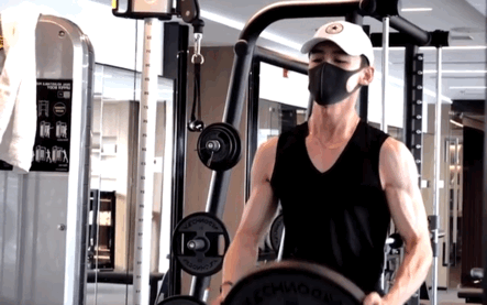 白敬亭为新戏增重17kg,凡尔赛式秀肌肉