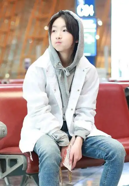 周冬雨现身机场,休闲装扮清新靓丽,嘟嘴卖萌十分可爱
