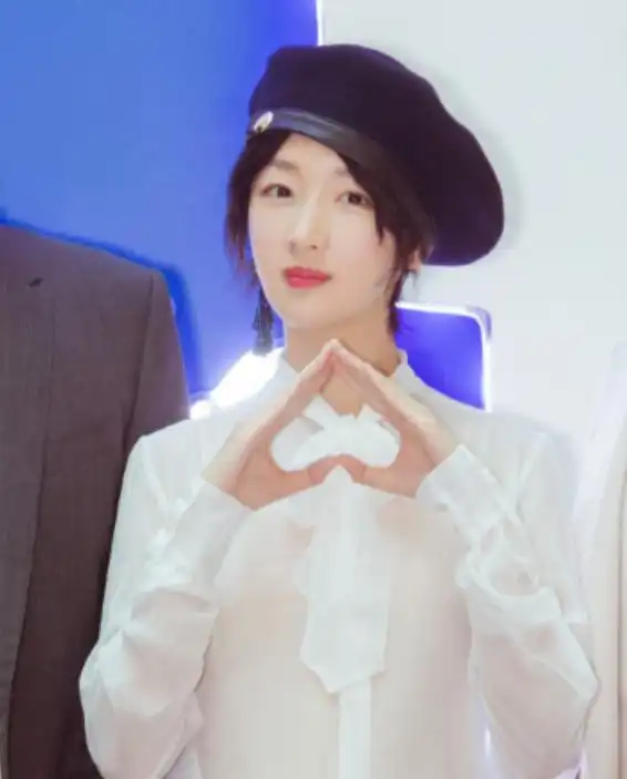 周冬雨出席活动,还是那么瘦,网友少了熟女味