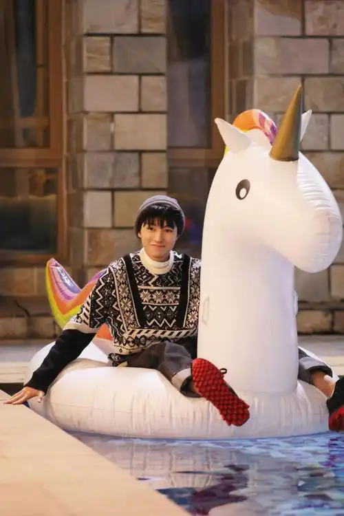 王俊凯工作室发来恰好是少年剧照凯boss的帅气15宫格太治愈了
