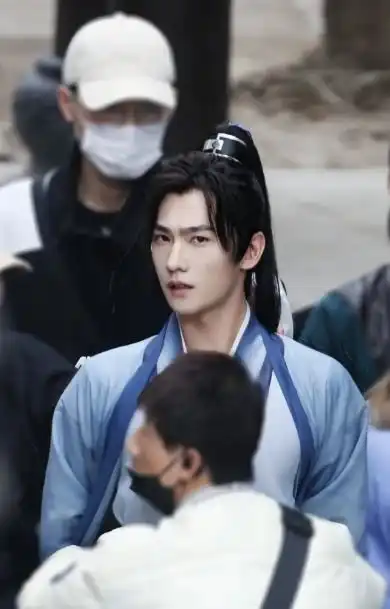 杨紫新剧照再度拉垮,活动上的表现,说明公司没逼她接戏