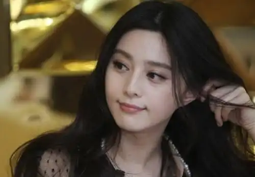 范冰冰短发造型复出亮相,粉丝路边暖心应援,皮卡丘太打动她
