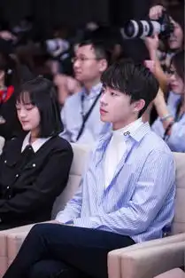 郑好出席天坑鹰猎上星发布会衬衫牛仔裤清爽大方
