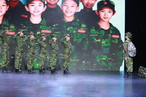 麦田星艺芳草戏剧团学习剧钢七连精彩回顾
