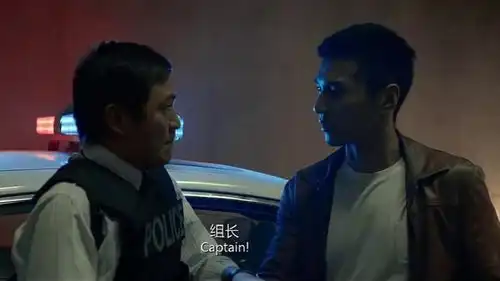 痞子英雄黎明升起英雄要继续追下去,组长不同意,把他拷了起来
