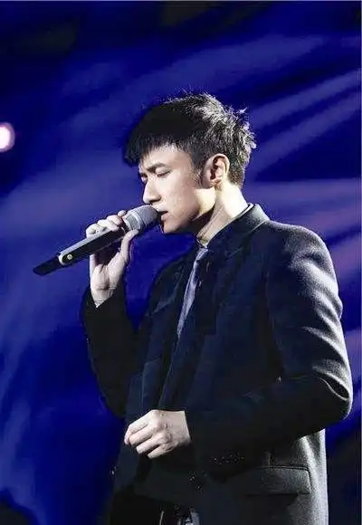 王祖贤多年前剧照被爆,谁想旁边的小记者却成了大明星