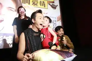 疯狂小事空降深圳遇暴雨陈伟霆扒衣惹尖叫