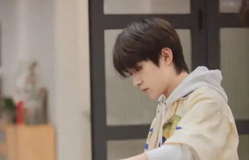 易烊千玺扭扭捏捏坐没坐样得知原因后才知道他为什么那么红