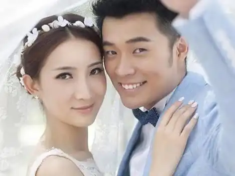 张子萱安安逛艺术馆,精英艺术教育从小抓,同件公主裙经常穿节俭