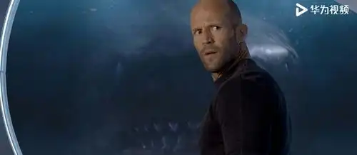 巨齿鲨重现人间再掀惊涛骇浪生死对决一触即发
