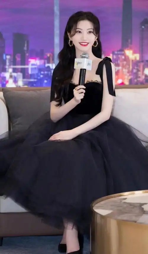 美女景甜的黑色礼服穿搭,神秘又性感
