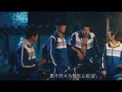 匆匆那年同学们怀疑方茴告密,在教室门上放水盆捉弄她