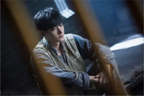 租界少年黄子韬一身囚衣,刘宇宁帅气制服,女主颜值爆表了
