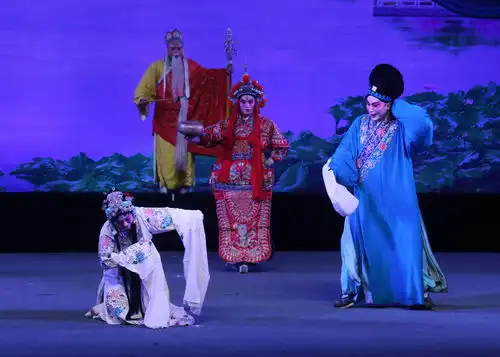 正月十六长治市上党梆子剧团在潞安剧院上演白蛇传剧照
