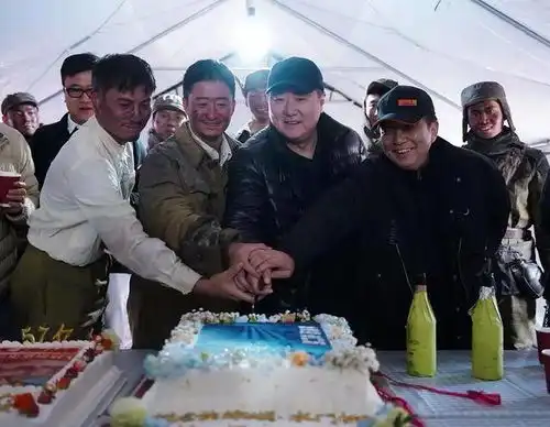 长津湖之水门桥开机,易烊千玺手捧鲜花,吴京带妆切蛋糕