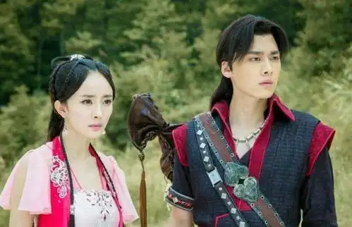 6年前古剑奇谭开机照,热巴胖得像个群演,满脸羡慕看着杨幂
