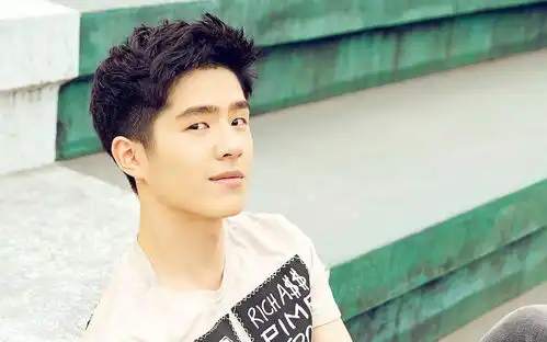 刘昊然当年缺席军训原因让人心疼,不能与易烊千玺同框成憾事