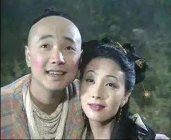 他俩是各玩各的,都和异性暧昧不清互相打掩护公关
