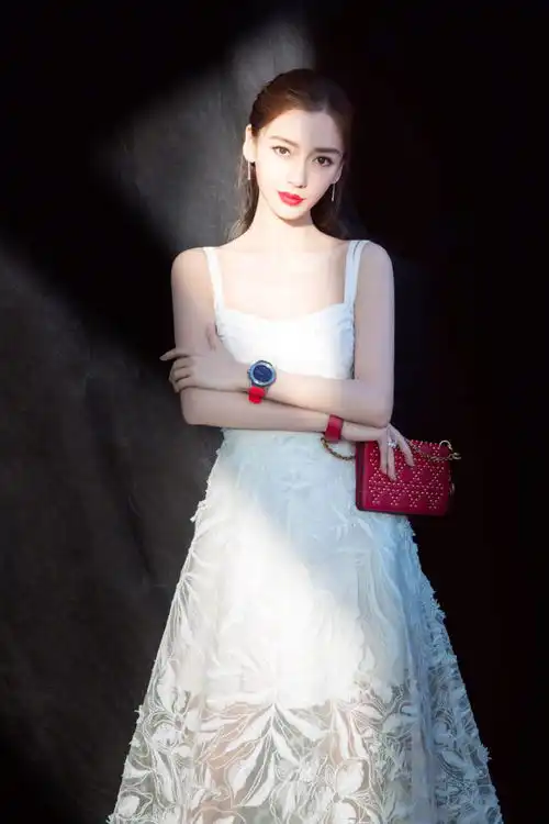 奶茶妹妹和angelababy一个精修一个街拍,谁更美