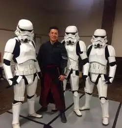 碟6厕所近身肉搏,阿汤哥招架不住的中国功夫,竟来自李小龙和成龙