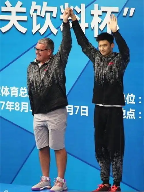 宁泽涛和这个央视记者上演真实版浪花一朵朵,好样的
