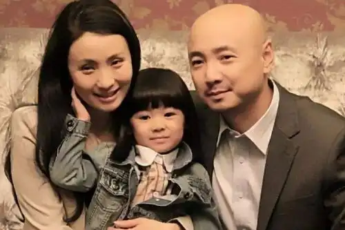 48岁徐峥深夜同美女现身,挺啤酒肚吃火锅,曾被曝与妻子陶虹分居