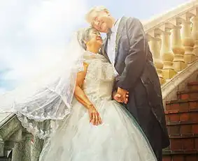 八旬老人拍梦幻婚纱照模仿太阳后裔
