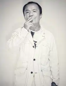 老炮岩熔黑潜入芳华当了回剧照摄影师
