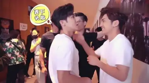 全职高手花絮高瀚宇帮黄少天弄头发网友还撒娇,挽手臂