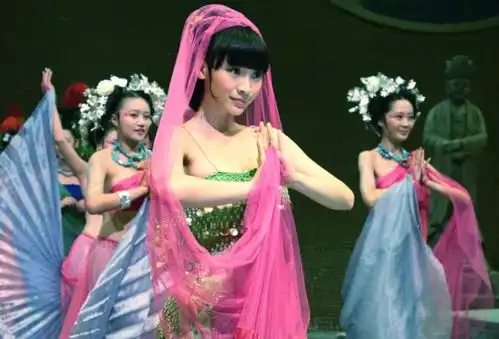 逆风翻盘柳岩新恋情疑似曝光,神秘男子甜蜜相伴,被传已同居
