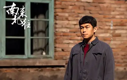 南来北往刘冠麟20年龙套扮丑,无戏可拍,终于被白敬亭带火
