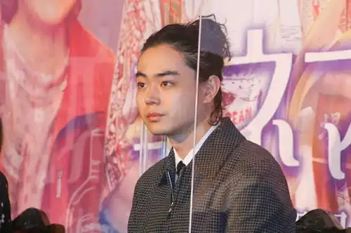 菅田将晖单人照,get新发型啦
