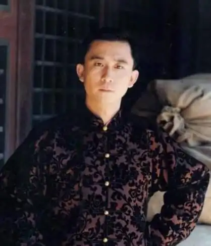 因雍正王朝出名,赵毅当导演却遇不靠谱投资人,欠下一身债
