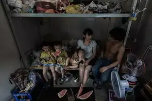 睡冰冷地上,只为离亲人更近