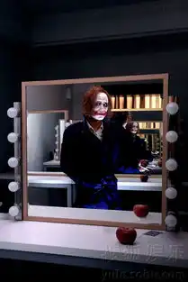 窦骁万圣节化身小丑向演员希斯莱杰致敬