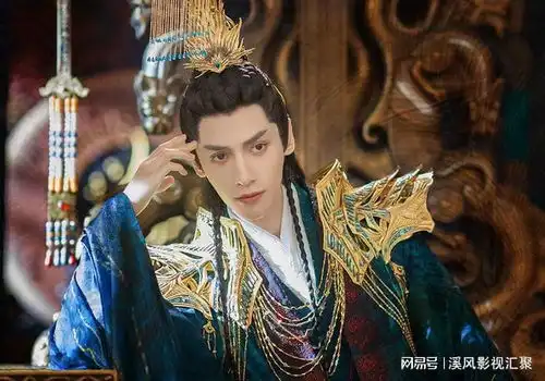 长月烬明罗云熙生日物料,父帝润玉再同框,澹台烬新衣服超帅
