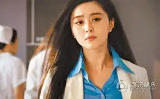 范冰冰录节目上演制服诱惑露美腿显职业范
