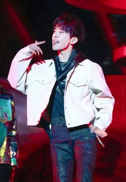 易烊千玺吐舌照收藏