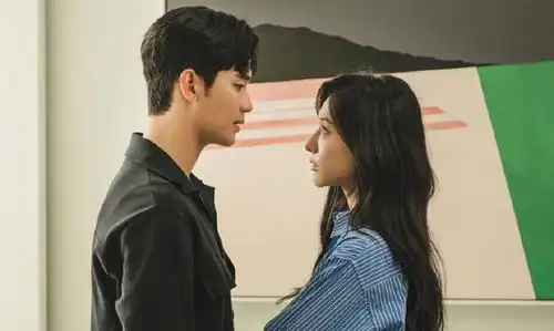 宝格丽这一夜,lisa大嘴脸肿占c位,却被金智媛长发露腰打败
