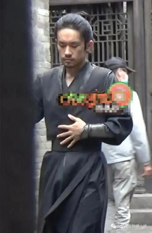 易烊千玺满江红造型曝光,留胡子,结果秦桧沈腾才是惊喜