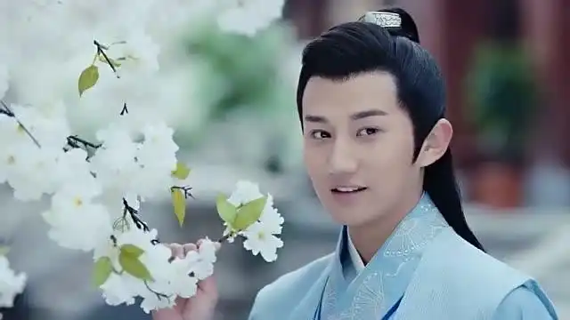 锦绣未央李敏德真有闲情逸致,大白天的对着一束花犯花痴