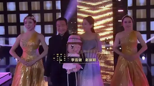 赵丽颖搀老戏骨李雪健出场,怀里还抱个玩偶,太可爱了丨金鹰